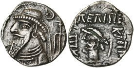 ROYAUME ELYMAIDE, Kamnaskires IV ou V, bill. tétradrachme. Sous-type 1-1A. D/ B. diad. à g. Derrière, ancre surmontée d'un croissant contenant une éto...