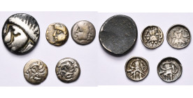 SCYTHIE, DAHAE DE CHORESMIA, lot de 5 p.: Roi incertain, drachme, B. à g./Archer (?, revers effacé); Atala, obole scyphate, B. à g./Archer à d.; Tavr'...