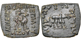 ROYAUME INDO-SCYTHE, Azès (-57-5), AE trichalque, Taxila Sirsukh. D/ Le roi chevauchant un chameau à d., un arc dans le dos, ten. une hache de la main...