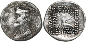 ROYAUME INDO-PARTHE, Gondopharès (30-55), AR drachme, Seistan. D/ B. diad. à g. R/ Le roi assis à d., ten. une fleur (?). Derrière, Niké. Senior, Indo...