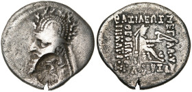 SAKARAUKAE OU INDO-PARTHES, Tanlis Ier ou Otannes, AR drachme, 1er s. av. J.-C., Alexandreia Arion (?). Imitation des drachmes de Gotarzes Ier. D/ B. ...