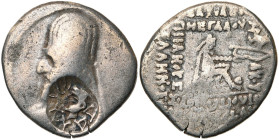 SAKARAUKAE OU INDO-PARTHES, Tanlis Ier ou Otannes, AR drachme, 1er s. av. J.-C., Alexandreia Arion (?). Imitation des drachmes d'Orodes Ier. D/ B. bar...
