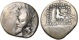 SAKARAUKAE OU INDO-PARTHES, Tanlis Ier ou Otannes, AR drachme, 1er s. av. J.-C., Alexandreia Arion (?). Imitation des drachmes de Phraates III. D/ B. ...