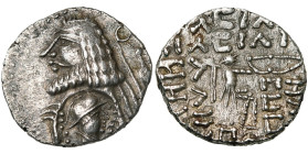 SAKARAUKAE OU INDO-PARTHES, roi incertain, AR drachme, 1er s. av. J.-C., Alexandreia Arion (?). Imitation des drachmes de Phraates IV. D/ T. diad. à g...