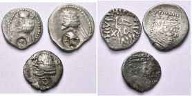 SAKARAUKAE OU INDO-PARTHES, lot de 3 drachmes, contremarques: casque à g., t. casquée à g., Gondopharan. Senior 200.1D, 200.1D var. et 202.1D.

Beau...