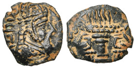 ROYAUME SASSANIDE, Ardashir Ier (224-241), AE 2 chalques. D/ B. à d., coiffé d'une tiare. R/ Autel du feu. Göbl II/5/2; Mitch., ACW, 805; -. 3,10 g. T...