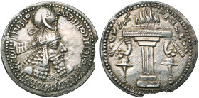 ROYAUME SASSANIDE, Ardashir Ier (224-241), AR drahm. D/ B. cour. à d. R/ Autel du feu. Göbl III/1/2, 10; Mitch., ACW, 791; Sell. 10. 4,16 g. Petite éb...