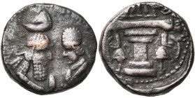 ROYAUME SASSANIDE, Ardashir Ier (224-241), AE 8 chalques. D/ B. affrontés du roi cour. et du prince, coiffé d'une tiare. R/ Autel du feu. Göbl VII/2, ...