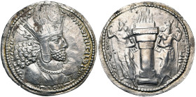 ROYAUME SASSANIDE, Shapur Ier (241-272), AR drahm. D/ B. cour. à d. R/ Autel du feu entre deux gardiens. Göbl I/1, 23; Mitch., ACW, 811; Sell. 12 var....