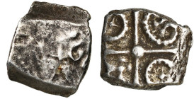 GAULE CELTIQUE, Ruteni, AR drachme, 80-50 av. J.-C. Type de Goutrens. D/ T. stylisée à g., la chevelure formée de larges boucles en S, un collier de p...