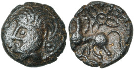 GAULE BELGIQUE, Ambiani, AE bronze, 1er s. av. J.-C. D/ T. à g., à la coiffure formée de segments de cercle en deux masses opposées. Devant, globule. ...