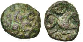 GAULE BELGIQUE, Nervii, AE bronze à l'epsilon, 1er s. av. J.-C. D/ Vestiges d'une tête humaine à d. R/ Cheval galopant à d. Au-dessus, une rouelle à h...