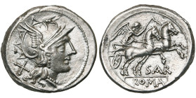 Sex. Atilius Saranus, AR denier, 155 av. J.-C., Rome. D/ T. casquée de Roma à d. Derrière, . R/ Victoire conduisant un bige au galop à d., ten. un fo...