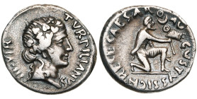 AUGUSTE (-27-14), AR denier, 19 av. J.-C., Rome. Monétaire: P. Petronius Turpilianus. D/ TVRPILIANVS- III·VIR T. de Liber à d., cour. de lierre. R/ CA...