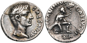 AUGUSTE (-27-14), AR denier, 12 av. J.-C., Rome. Monétaire: L. Caninius Gallus. D/ AVGVSTVS T. à d. R/ L CANINIVS GALLVS III·VIR Un Barbare barbu, les...