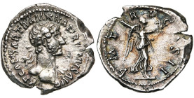 HADRIEN (117-138), AR quinaire, 118, Rome. D/ IMP CAESAR TRAIAN HADRIANVS AVG T. l. à d., l'épaule g. dr. R/ P M TR P COS II Victoire avançant à d., t...