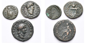 NERON (54-68), lot de 3 bronzes: quadrans, Casque/Branche; semis, R/ Table sur laquelle sont posées une urne et une couronne, Roma.

Très Beau