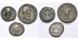VESPASIEN (69-79), lot de 3 p.: as, frappé pour la Syrie, R/ SC dans une couronne; dupondius, R/ Fortuna; divinisé, antoninien, R/ Autel.

Beau à Tr...