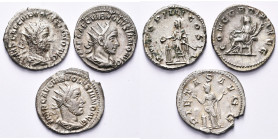 VOLUSIEN (251-253), lot de 3 antoniniens: 253, R/ L'empereur sacrifiant (rare); s.d., R/ Concordia assise, Pietas et un autel (rare).

Très Beau et ...