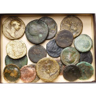 lot de 19 bronzes, dont: Trajan, sesterce, R/ Fortuna, Spes, Virtus; dupondius, R/ Victoire (2), L'empereur à cheval, Figure fém. assise, Fortuna (?);...