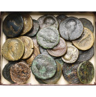 lot de 31 bronzes, dont: Antonin le Pieux, sesterce, R/ Figure fém. deb., Annona; dupondius, R/ Salus assise, Salus deb. (?), Aequitas; Faustine l'Anc...