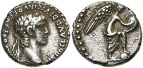 CAPPADOCE, CESAREE, Néron (54-68), AR hémidrachme. D/ T. l. à d. R/ Niké deb. à d., le pied sur un globe, écrivant sur un bouclier posé sur le genou d...