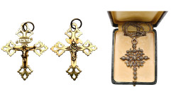 BELGIQUE, lot de deux croix: crucifix en or (6,90 g, 48 x 39 mm, poinçon à la tête d'aigle) et croix en argent (61 x 42 mm, écrin).