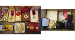 lot de 12 décorations et 6 miniatures, dont: commandeur et officier de l’Ordre de Léopold (modèle civil bilingue), commandeur de l’Ordre de la Couronn...