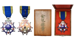 CHINE, médaille de Mérite de la République, 2e classe en vermeil (53 mm), avec la marque des joailliers Lao Tien Li au revers, ruban bleu liseré de ja...