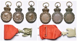 FRANCE, lot de trois médailles de Sainte-Hélène, 1857 (AE, sans ruban). Vendu avec un insigne d’une société à identifier de vétérans ou de frères d’ar...