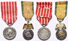 FRANCE, lot de 2 décorations: médaille militaire, 1852 (AR, 2e modèle de la Monnaie de Paris, manques à l’émail bleu des deux faces, ruban d’origine d...
