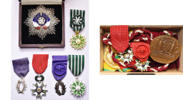 FRANCE, lot de 7 décorations pour la plupart de fabrication récente: Ordre de la Légion d’honneur (1 officier et 2 chevaliers), Ordre des Arts et Lett...