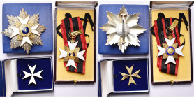 VATICAN, Ordre de Saint-Sylvestre, ensemble de grand officier : plaque et croix de commandeur avec cravate, dans deux écrins. Le buste du saint au cen...