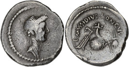 RÉPUBLIQUE ROMAINE
Mussidia, L. Mussidius Longus. Denier ND (42 av. J.-C.), Rome. RRC.494/39a ; Argent - 3,15 g - 19 mm - 6 h
Agréable portrait de Cés...