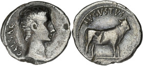 EMPIRE ROMAIN
Auguste (27 av. J.-C. - 14 ap. J.-C.). Denier 21-20 av. J.-C., Samos. RIC.475 ; Argent - 3,18 g - 18 mm - 12 h
Patine grise. TB à TTB.