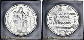 POLYNESIE FRANCAISE
IVe République (1947-1958). Essai de 5 francs Océanie 1952, Paris. Lec.23 ; Aluminium - 3,83 g - 31 mm - 6 h
Dans son boîtier plas...