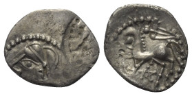 Gallien. Bituriges.

 Quinar (Silber).
Vs: Kopf links.
Rs: Pferde nach links stehend, darüber Schwert, darunter Pentagramm.

16 mm. 1,94 g. 

...