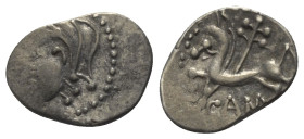 Gallien. Bituriges.

 Quinar (Silber).
Vs: Kopf links.
Rs: Pferde nach links stehend, darüber Zweig, CAM.

17 mm. 2,01 g. 

de la Tour 4139; D...