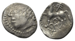 Gallien. Bituriges.

 Quinar (Silber).
Vs: Kopf links.
Rs: Pferde nach links stehend, darüber Zweig, darunter drei Kreise.

15 mm. 1,92 g. 

D...