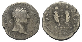 Imitationen römischer Münzen.


Nachahmung eines kaiserzeitlichen Denars (Silber), wohl Hadrian (117 - 138 n. Chr.).

Vs: Kopf mit Lorbeerkranz r...