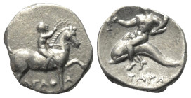 Kalabrien. Tarent.

 Didrachme oder Nomos (Silber). Ca. 272 - 240 v. Chr.
Vs: Nackter Jüngling zu Pferde mit erhobenem Arm nach rechts reitend; zwi...