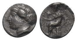 Bruttium. Terina.

 Triobol (Silber). Ca. 400 - 356 v. Chr.
Vs: Weiblicher Kopf links.
Rs: Nike mit Vogel (Taube ?) auf der Hand auf Kippos nach l...