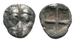 Taurischer Chersones. Pantikapaion (?).

 Hemiobol (Silber). Ca. 5. - 4. Jhdt. v. Chr.
Vs: Löwenkopf en face.
Rs: Unregelmäßiges Quadratum incusum...