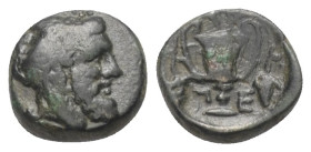 Inseln vor Magnesia (Thessalien). Peparethos.

 Bronze. 4. - 3. Jhdt. v. Chr.
Vs: Bärtiger Kopf des Dionysos mit Efeukranz rechts.
Rs: Kantharos....