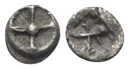 Attika. Athen.

 Obol (Silber) Wappenmünze. Ca. 545 - 515 v. Chr.
Vs: Vierspeichiges Rad.
Rs: Diagonal geteiltes Quadratum incusum.

8 mm. 0,52 ...