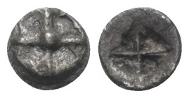 Attika. Athen.

 Obol (Silber) Wappenmünze. Ca. 545 - 515 v. Chr.
Vs: Vierspeichiges Rad.
Rs: Diagonal geteiltes Quadratum incusum.

8 mm. 0,55 ...