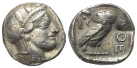 Attika. Athen.

 Tetradrachme (Silber). Ca. 454 - 404 v. Chr.
Vs: Kopf der Athena mit ölzweiggeschmücktem attischem Helm, Ohranhänger und Halskette...