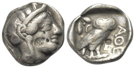 Attika. Athen.

 Tetradrachme (Silber). Ca. 454 - 404 v. Chr.
Vs: Kopf der Athena mit ölzweiggeschmücktem attischem Helm, Ohranhänger und Halskette...