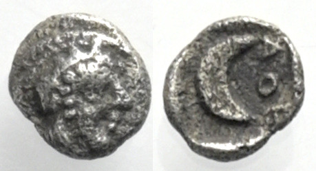 Attika. Athen.

 Tetartemorion (Silber). Ca. 400 - 353 v. Chr.
Vs: Kopf der A...
