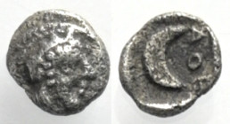 Attika. Athen.

 Tetartemorion (Silber). Ca. 400 - 353 v. Chr.
Vs: Kopf der Athena mit attischem Helm rechts.
Rs: Mondsichel.

5 mm. 0,16 g. 
...